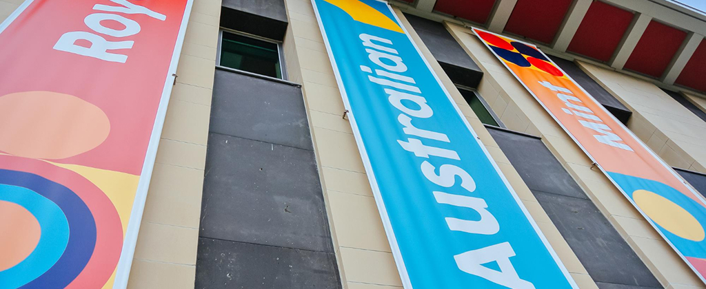 Durability and Lifespan Comparison of Signage Vinyl Types – Bi-Wize Melbourne Large outdoor vinyl banner signage installed on a building exterior demonstrating long-term durability and weather resistance in Melbourne